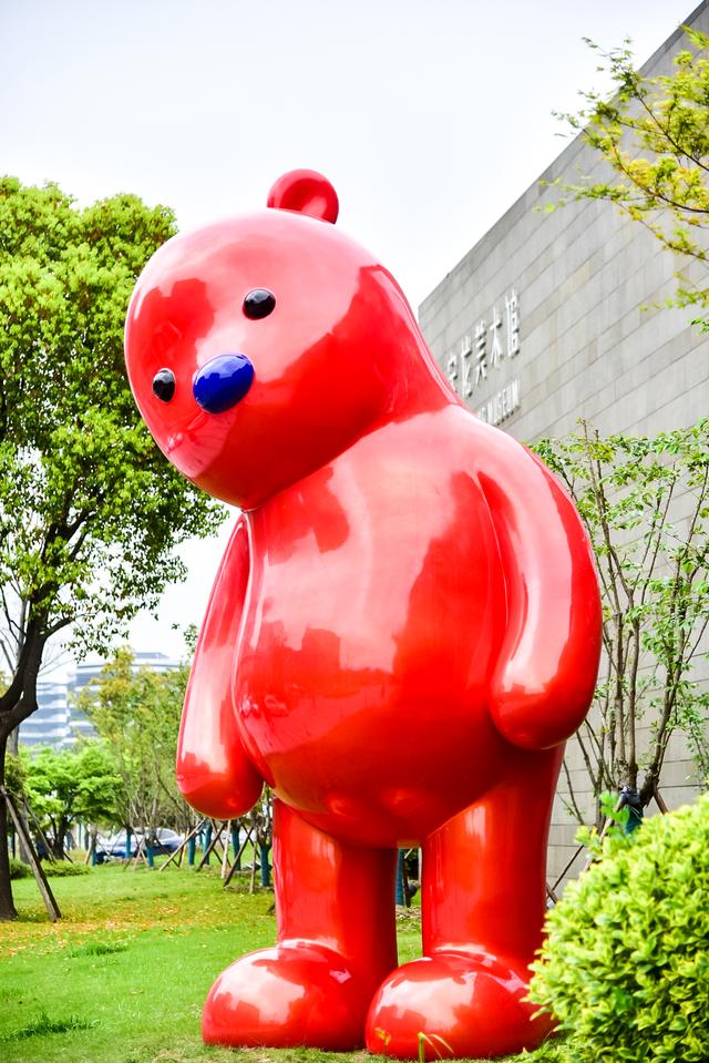 他的作品被杨幂、何炅、萧敬腾等收藏，现在他带着“兔子”来上海了