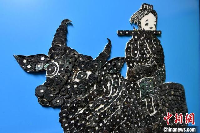 福清古稀老人热衷收藏古钱币 创作百余幅古钱币书画