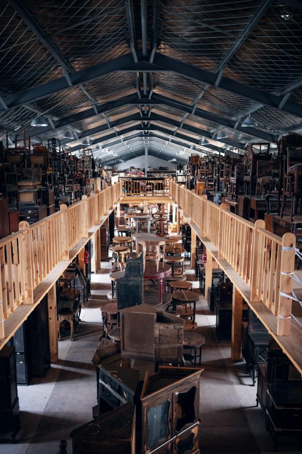 在上海闵行，他给海派老家具找了一个“家”，上万件收藏，绝不只是为了钱……