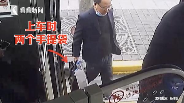 收藏硬币被鉴定为古董 爷叔一兴奋把它们落在公交车上……