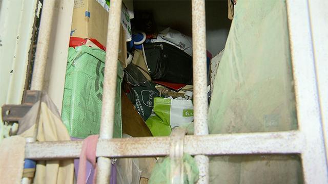 虫蚁乱爬！六旬老人“收藏”垃圾堆满屋 居民苦不堪言：熏死了