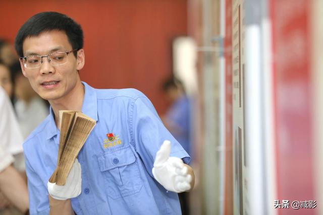 男子痴迷红色文物，20年收藏万余件，花光所有积蓄