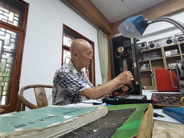 岁月留声 七旬老人收藏千台收音机