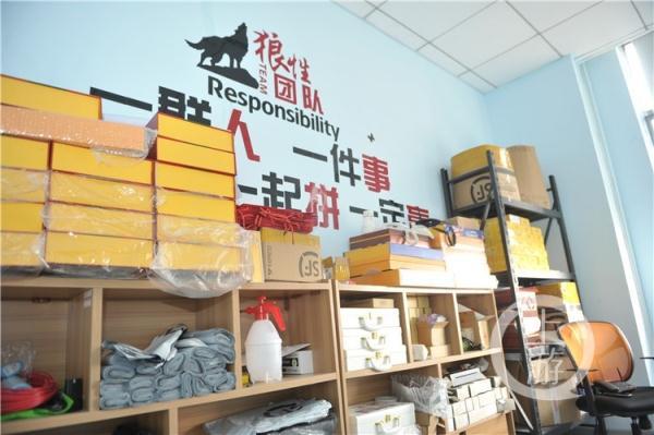 警察都劝不住！收藏赝品却深信不疑，劣质收藏品摆满了房间