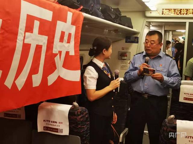 大连55岁铁路职工21年收藏2万余册“小人书”