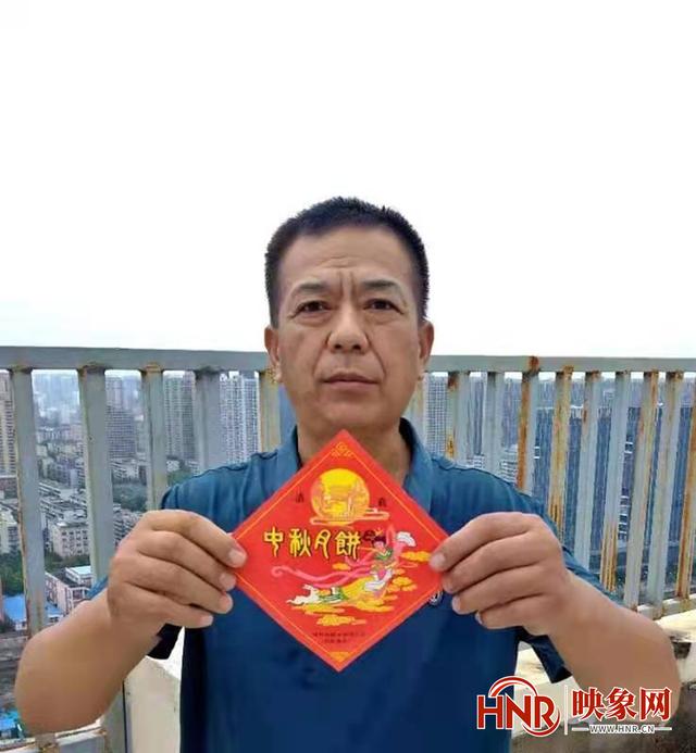 巡防队员收藏老郑州月饼封纸 儿时月饼的味道你还记得吗？