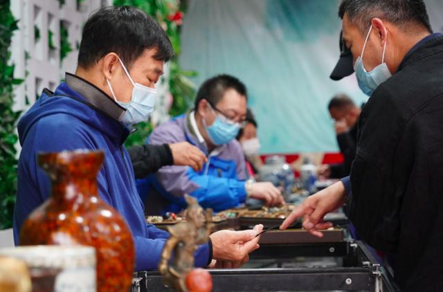 来潘家园“淘宝”！民间收藏艺术品展示交易会开幕