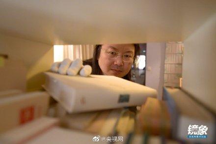 男子住30平米蜗居却收藏价值千万书籍