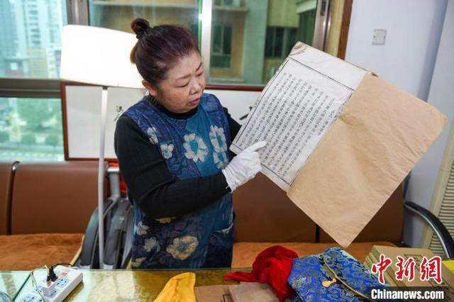 湖南退休阿姨收藏3000多册家谱 华人华侨曾来此寻根