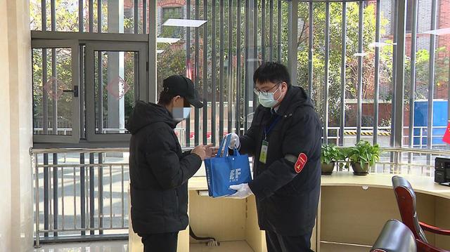 收藏20多年的邮票、钱币 坐趟车全丢了……