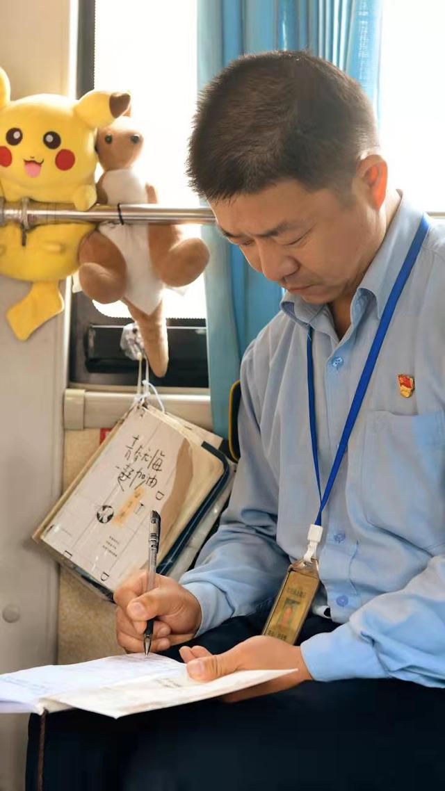 长沙“解忧公交车”16本留言将收藏至博物馆，司机：舍不得，但更有意义