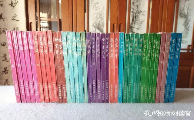 我收藏了各种版本的武侠小说，现实生活愤懑之际，便寄情书中江湖