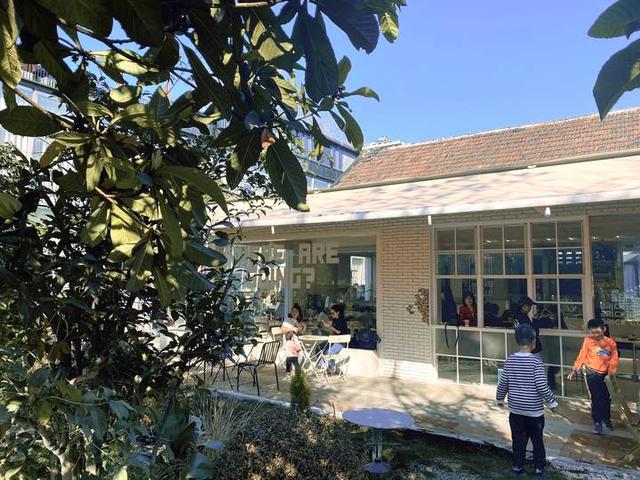 酷爱拼乐高的美少女运河边开了一家咖啡厅，把自己十多年的收藏全都搬进来了