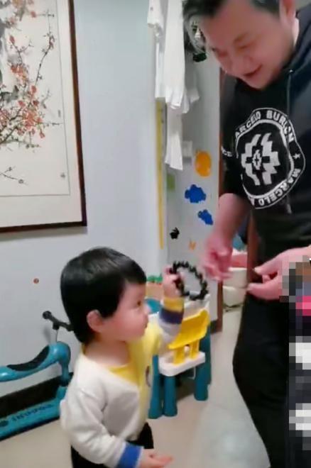 老戏骨张春年晒近况，祖孙三代挤破旧小窝，因收藏被骗7年无长进