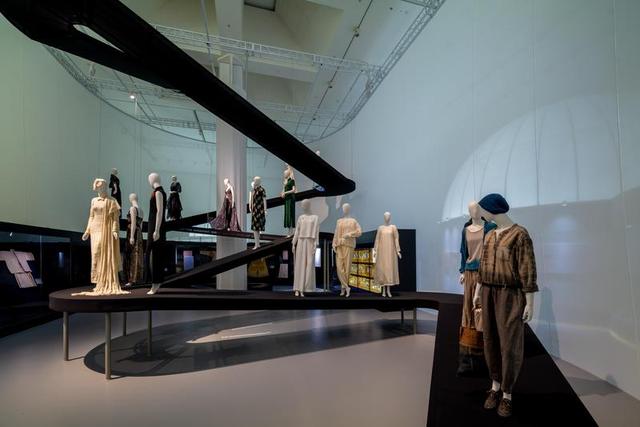 观展记 | 为未来收藏过去：用5000多片虹彩吉丁虫翅膀装饰的19世纪裙装长啥样？